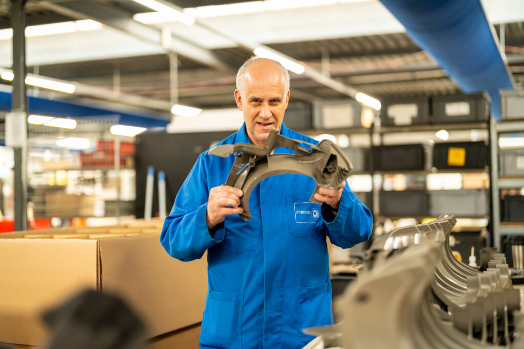 Techniek medewerker toont werk