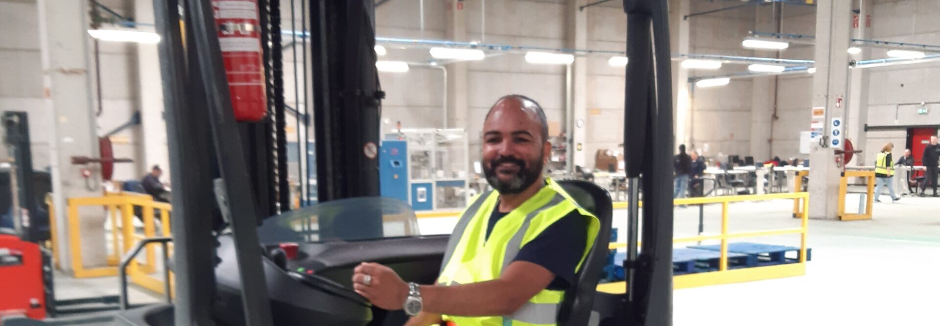 Fazal op vorkheftruck in productiehal