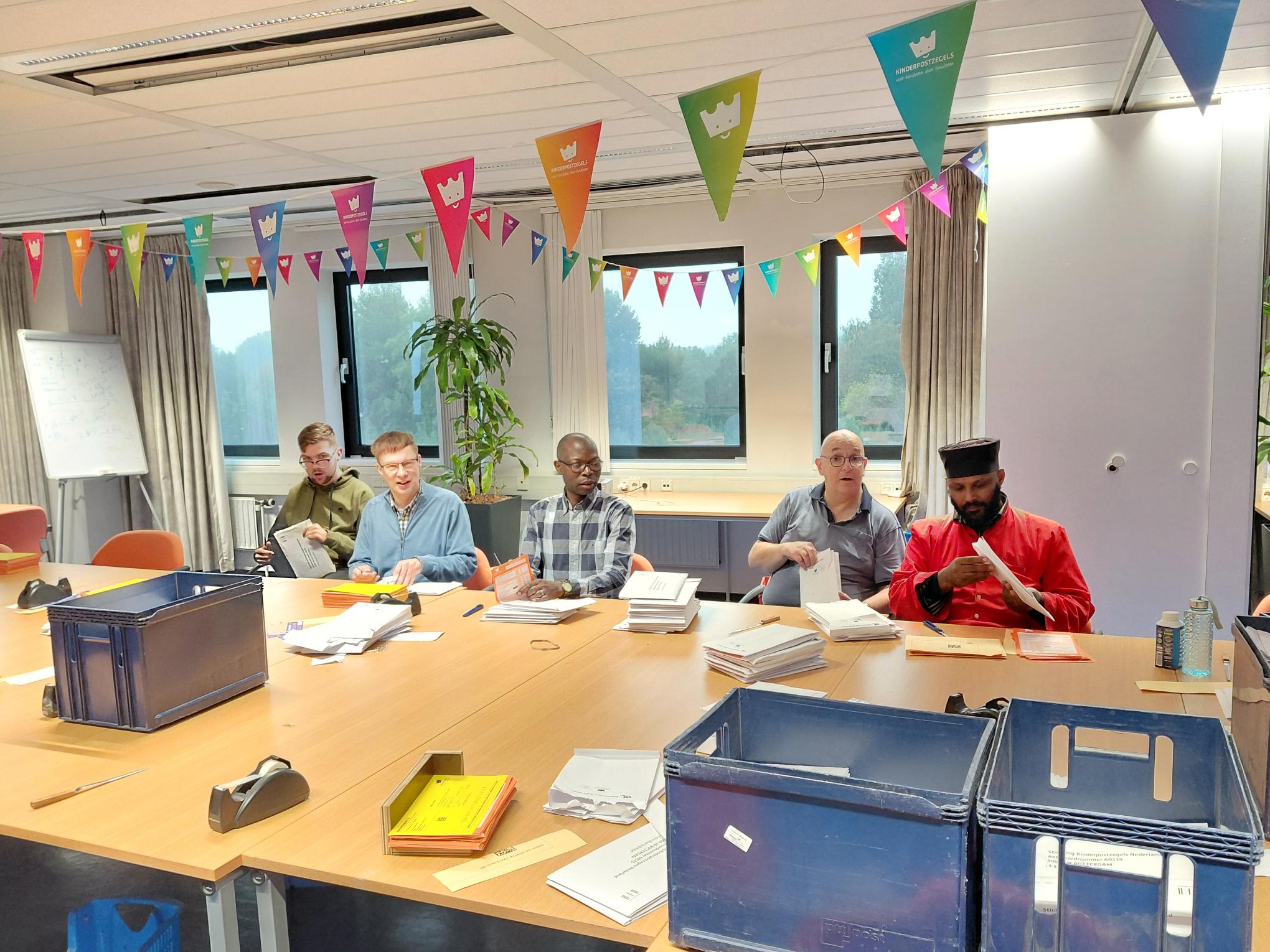 Promen helpt PostNL met de Kinderpostzegels